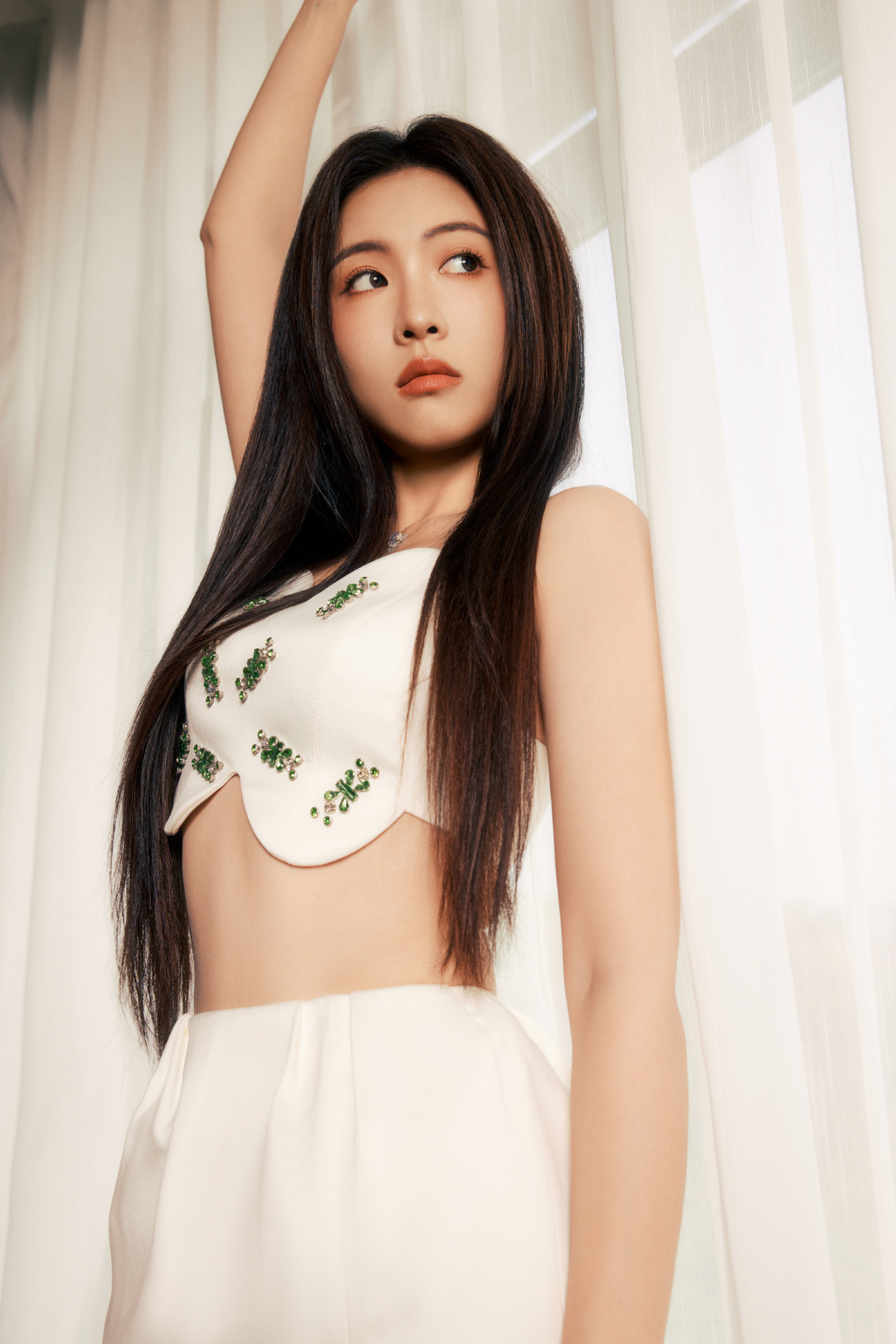 孙芮，温柔长发，白色半身裙漂亮宝贝。孙芮