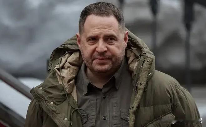 乌克兰总统办公室主任安德烈·叶尔马克向泽连斯基总统提交辞呈，表示将配合司法机关对