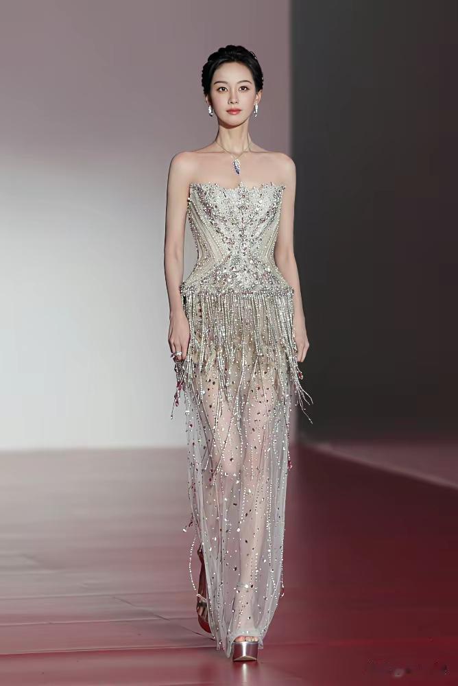 梦幻银光长裙，闪耀T台上的时尚女王！