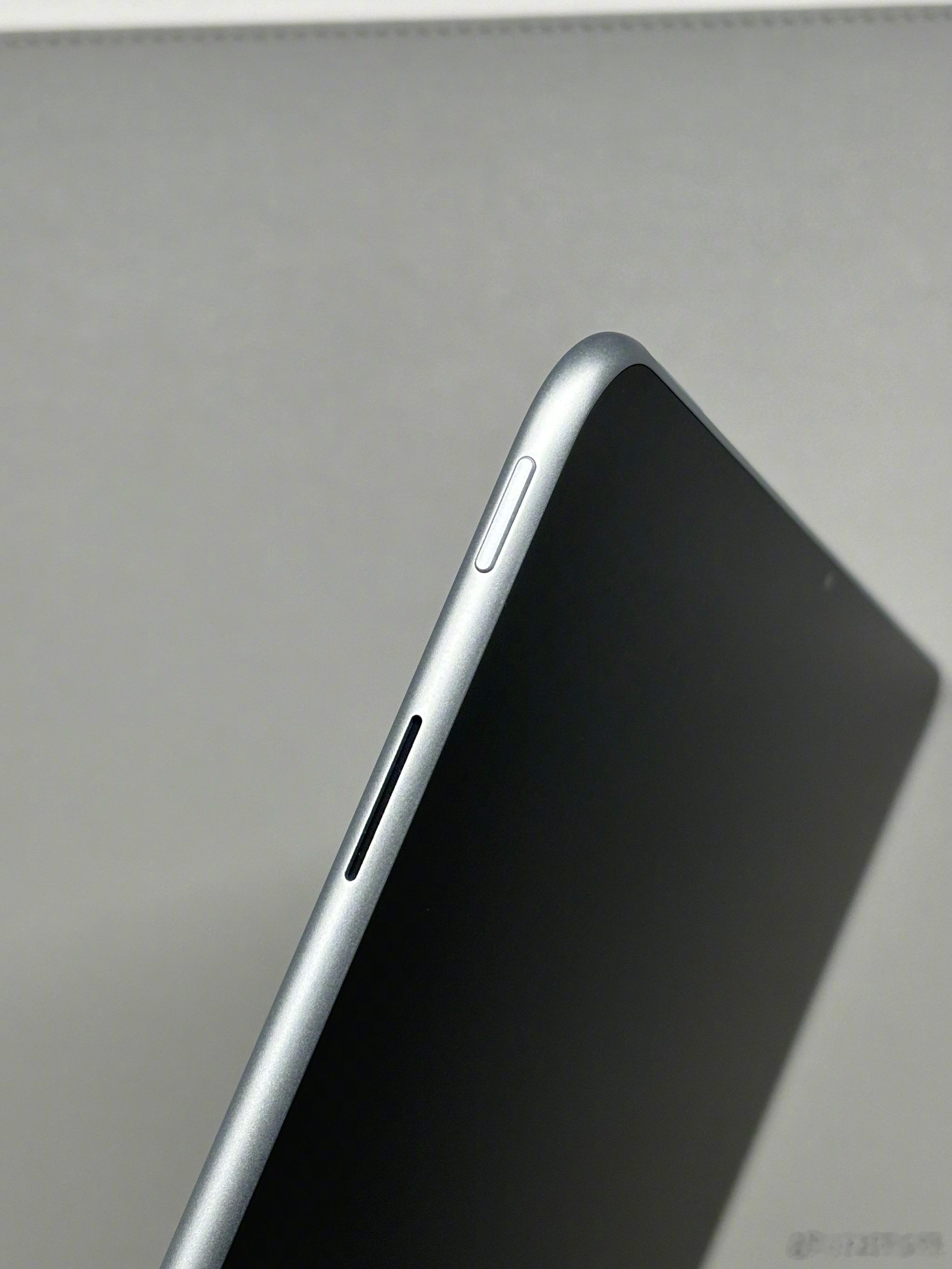OPPO Pad 3这个圆角弧度金属边框，看起来有种似曾相识的感觉，特别像iPh