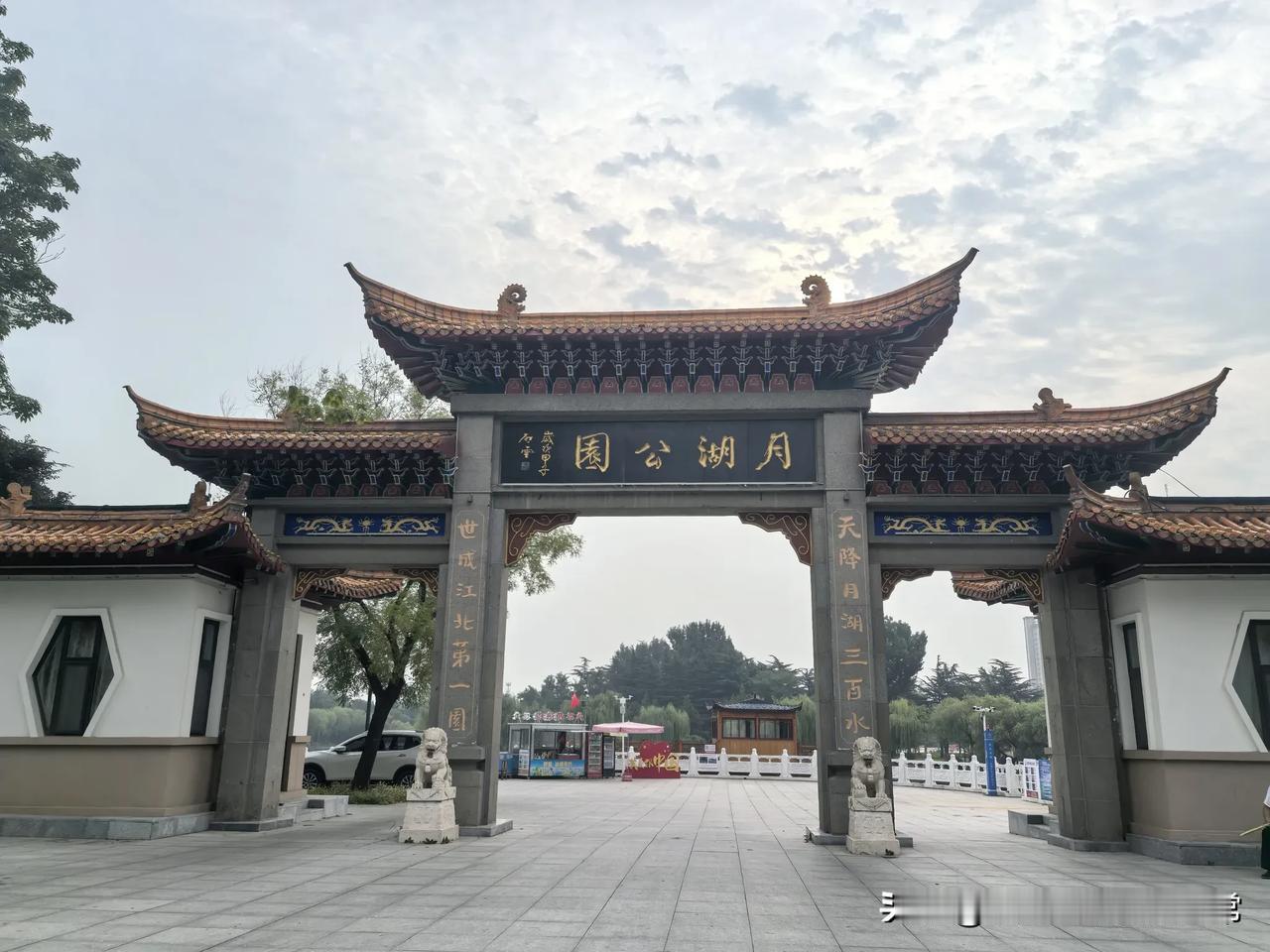 荷叶连连，荷花送香。不知不觉已经走了1万多步，为赏“揽月楼”，我又兴致勃勃地登上