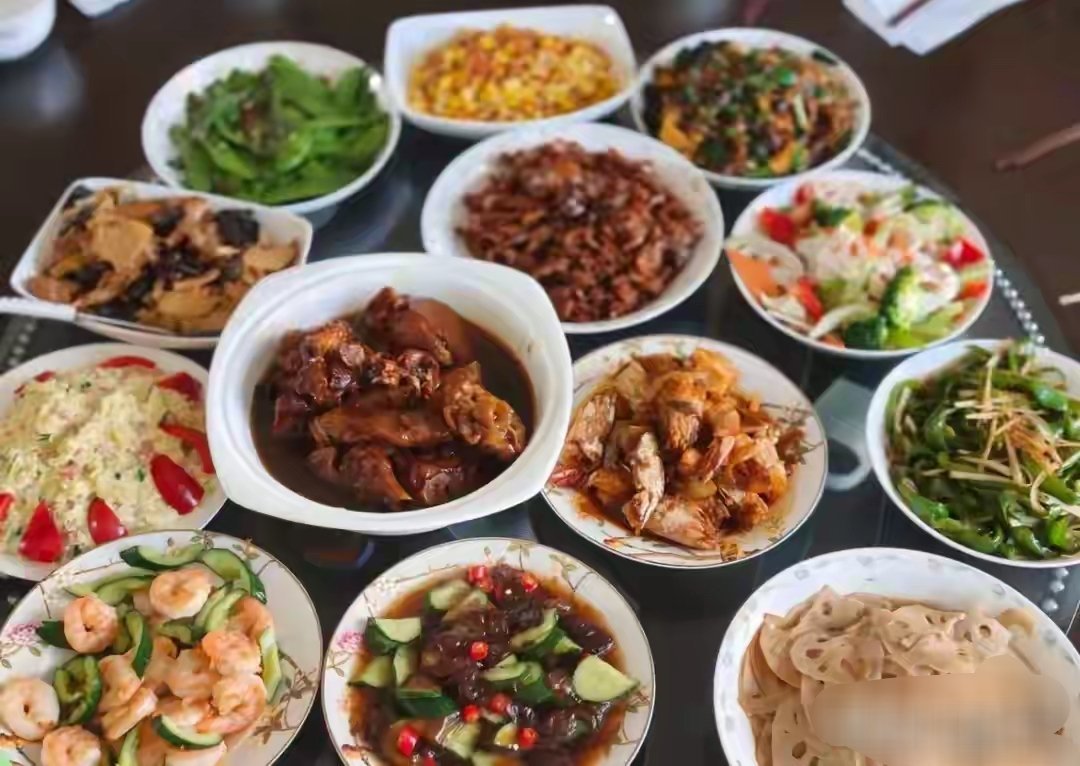 朱珠回天津婆家过年，婆婆在师范大学工作，做13道菜热情招待儿媳 