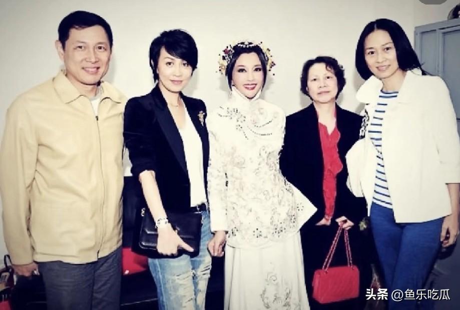 刘嘉玲与刘晓庆这对姐妹花的情谊着实令人感慨。往昔，刘嘉玲敬重刘晓庆，刘晓庆也关照