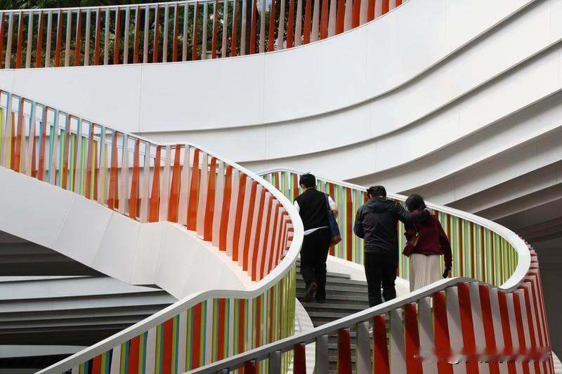 如何看待有些老人不愿与子女同住的心理 
“儿孙绕膝，三代同堂”当然是老人的完美晚