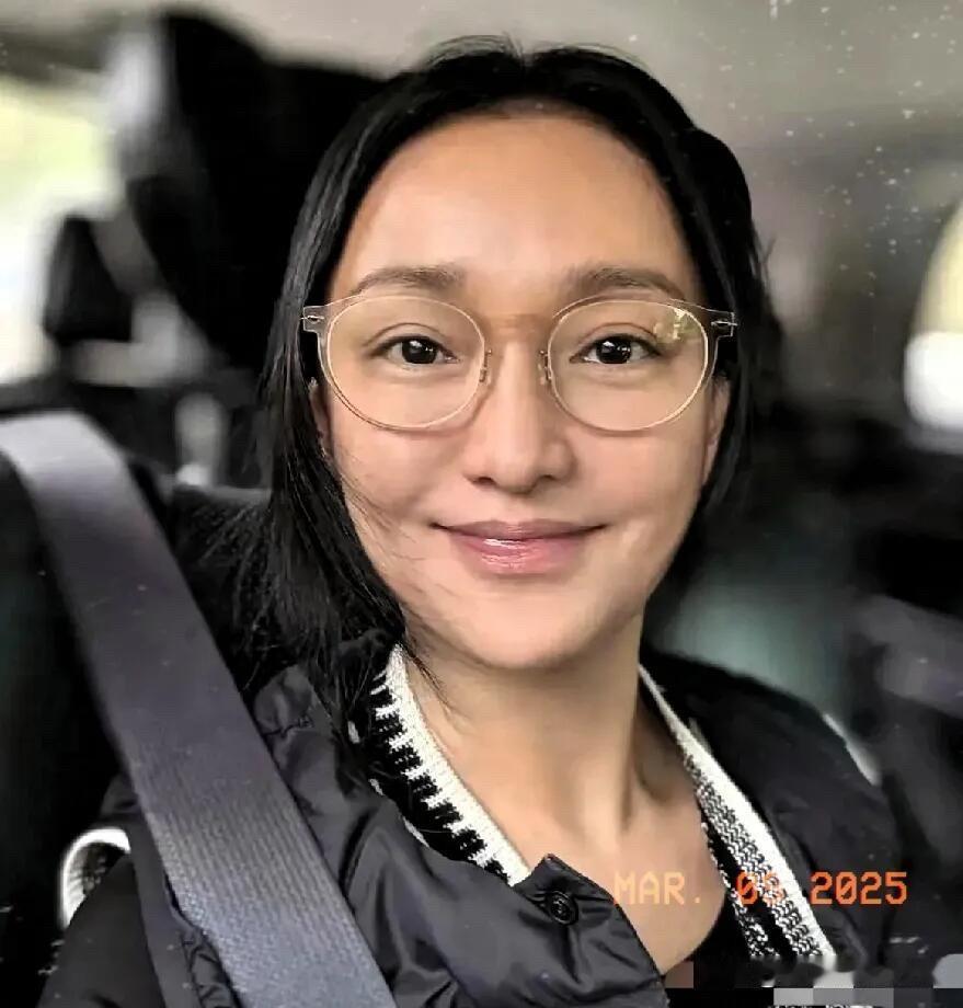 51岁的周迅就是天生的美人胚子，这么大年龄了皮肤还特别光滑，脸蛋精致，身材纤瘦，