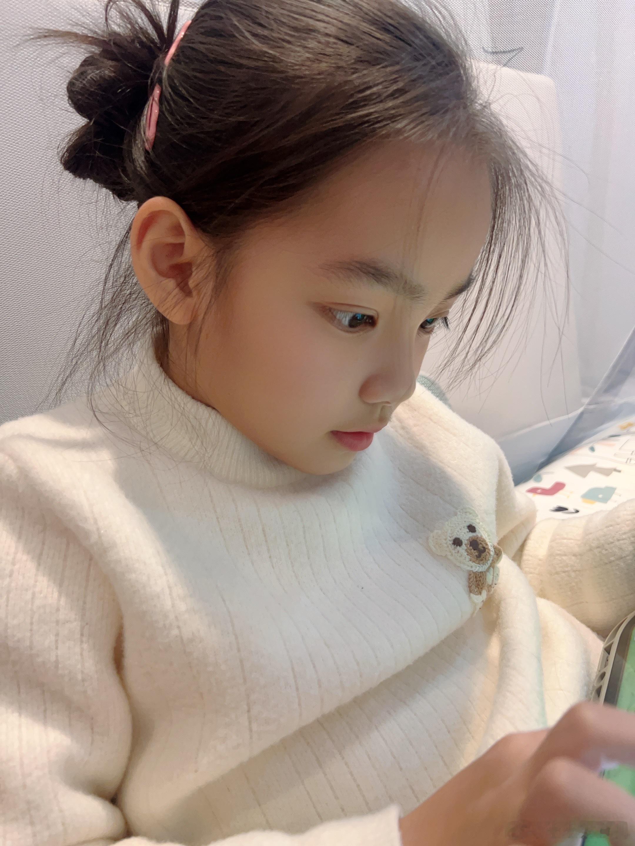 米米今天看完所有科目的笔试啦～下周还有语文，数学的非笔试部分～这学期就要结束了挺