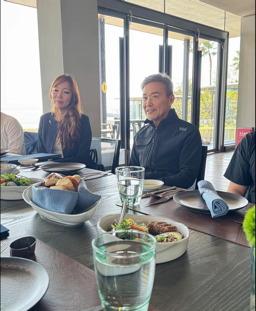 万科总裁王石75这状态绝了，一身黑衣搭配小白鞋，精气神十足，看着像45岁！ ​​