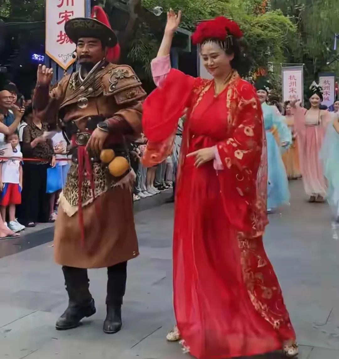 60+明星再就业，景区表演已经成热门选项，竟然看到了童年女神