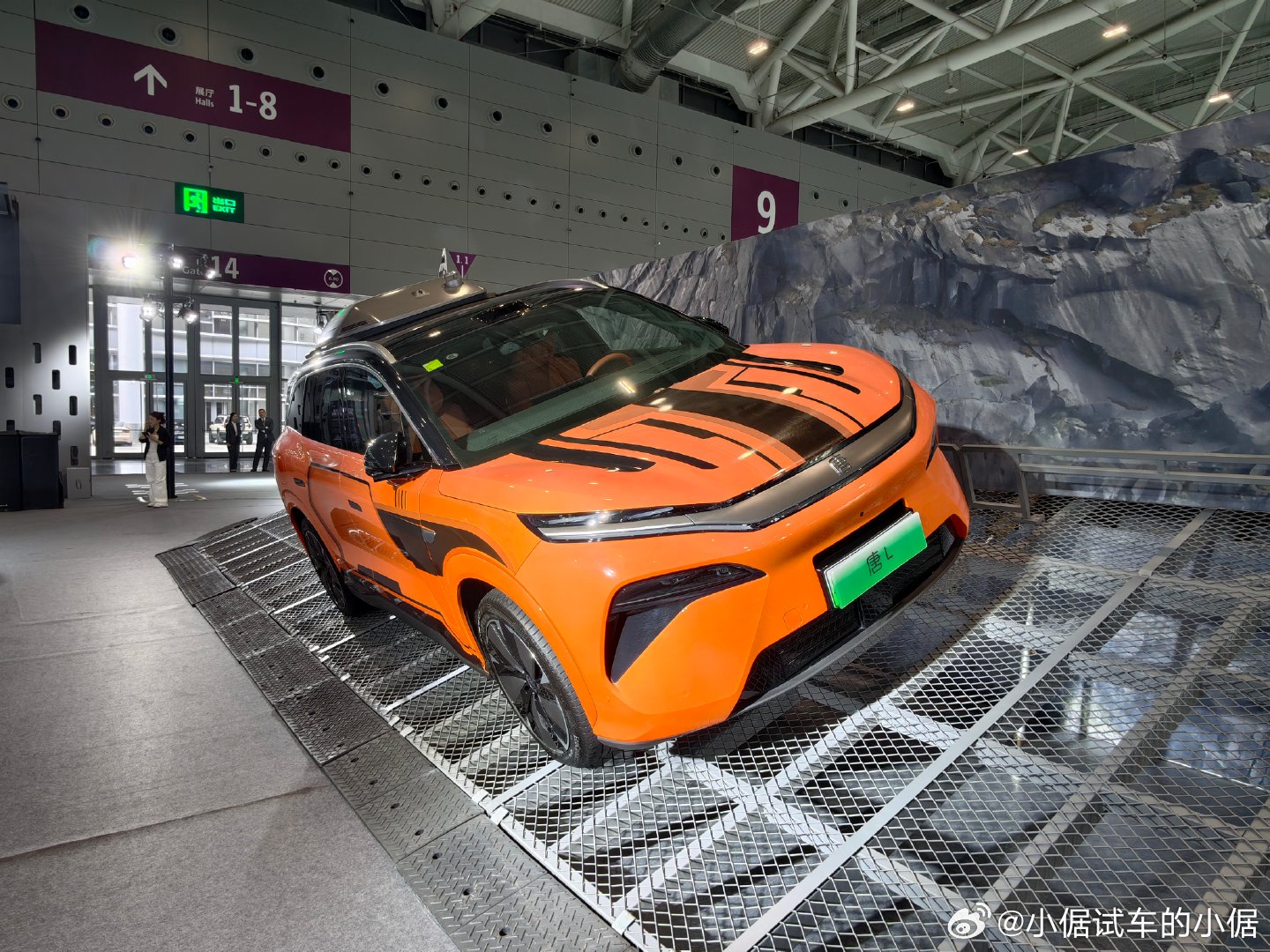 来深圳改装车展  打卡比亚迪展台区域，以赛车公园为主题，继续展示比亚迪强大的三电