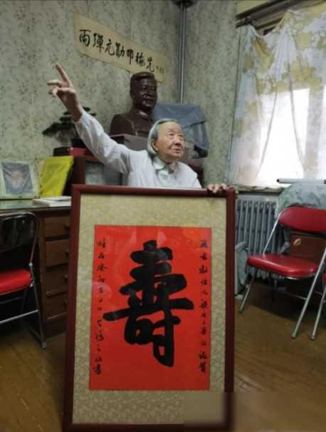 2023年8月，邓稼先的妻子许鹿希，在北京60多平米的老房里度过95岁生日！没有