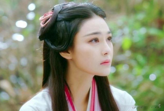 《寻秦记》里有一个悲剧人物，就是李嫣嫣。
李嫣嫣在少女时代就因为美貌受尽欺凌，她