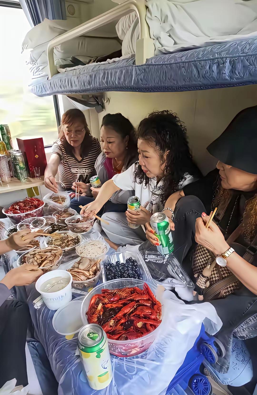 我猜测，她们都有退休金！