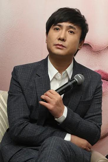 演员，马丽：我第一次见沈腾的时候是他在舞台上，当时他演一个娘娘腔，特别嗲，而且穿