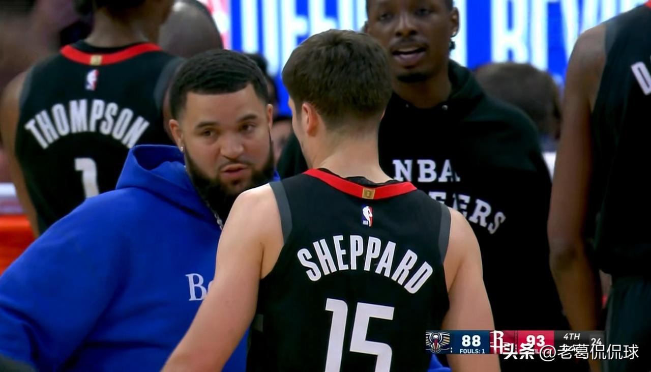 火箭老将范弗里特真是太偏爱小将谢波德了！在今天火箭主场迎战鹈鹕的比赛中，当时比赛