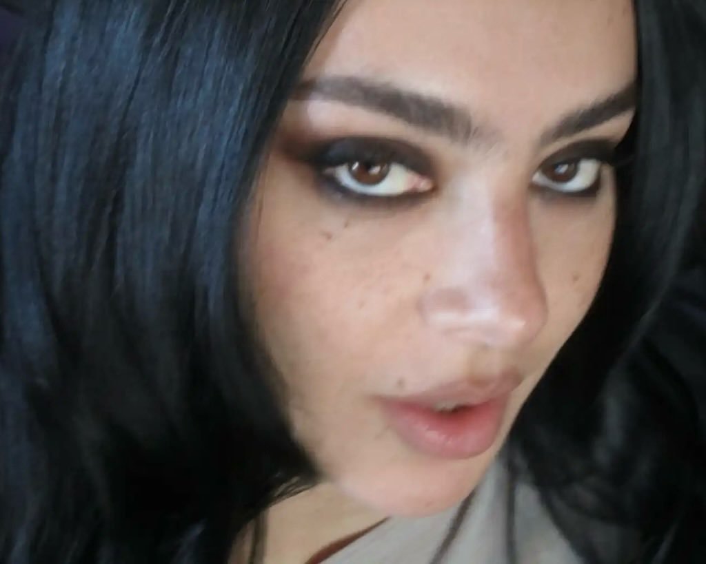 Charli xcx 昨天在伦敦快闪演出现场与 The Femcels、Caro