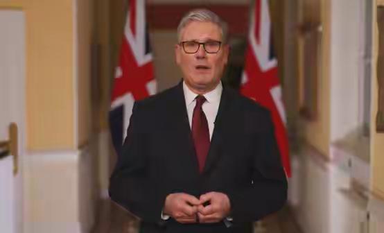 英国首相斯塔默表示，英国决定接受美方请求，允许美国使用英方有关军事基地对伊朗导弹