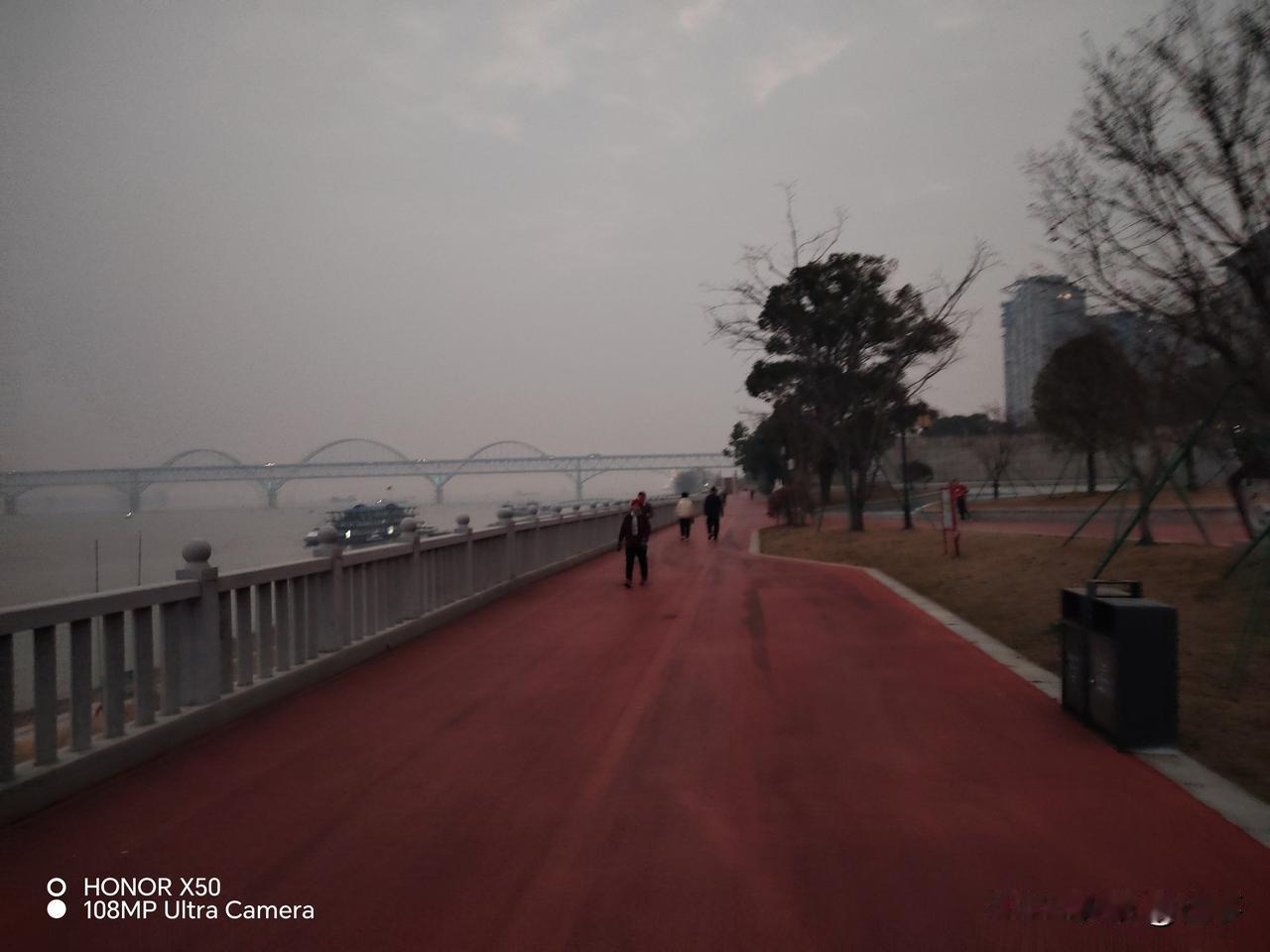 1月17日长江岸边晨练“上头条聊CBA”