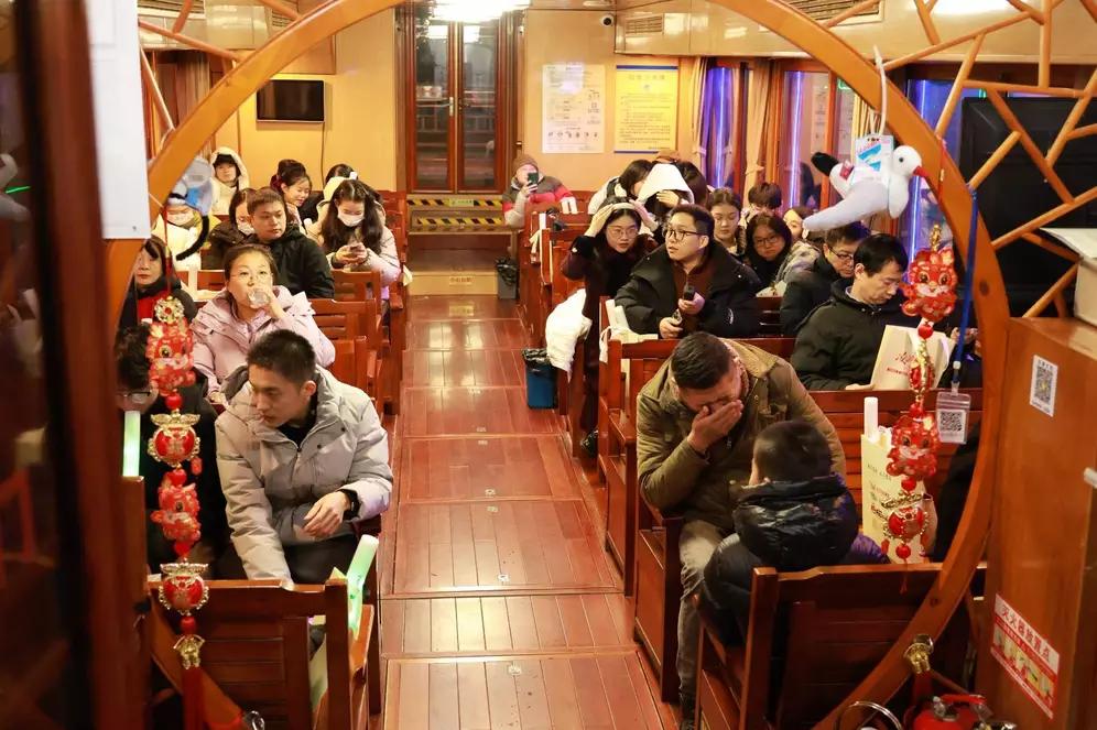 新年第一天，近300人乘游船雨中追日出，武汉东湖将远处摩天轮爆改成“人造太阳”