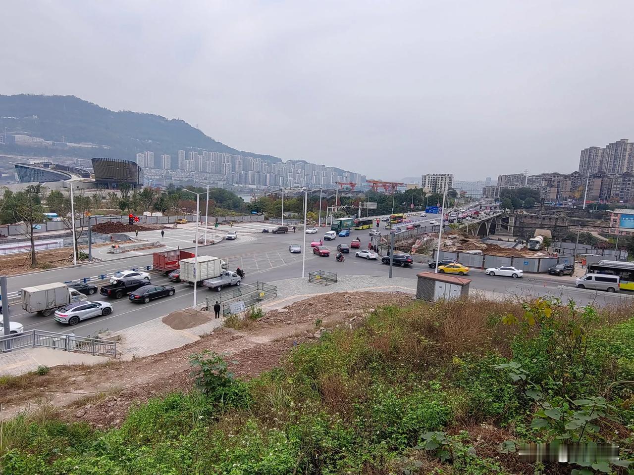 正在建设中万州区明镜滩下穿道工程，下穿道已贯通，防护栏安装，按计划正有序施工，期