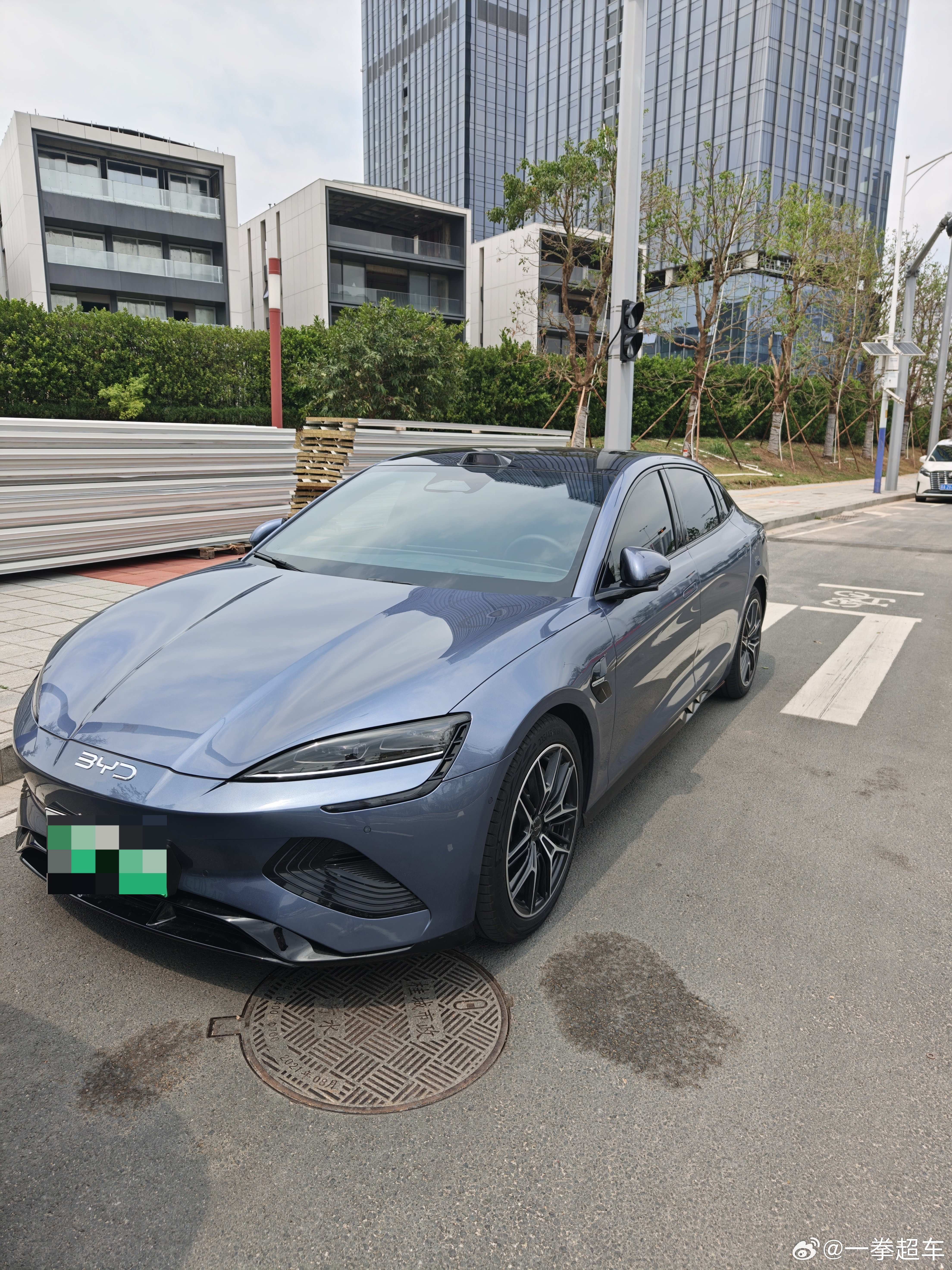 试了下群友的新款海豹ev，这车确实是比亚迪家族里比较有运动味的车，也能感觉工程师