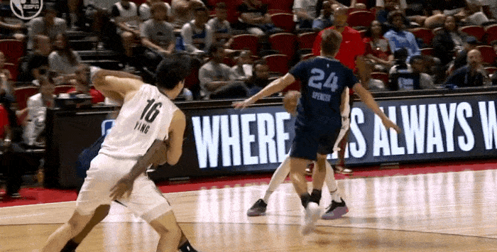 离谱，小杨这球居然没吹犯规！

NBA夏联开拓者对阵灰熊，第四节比赛中，杨瀚森篮