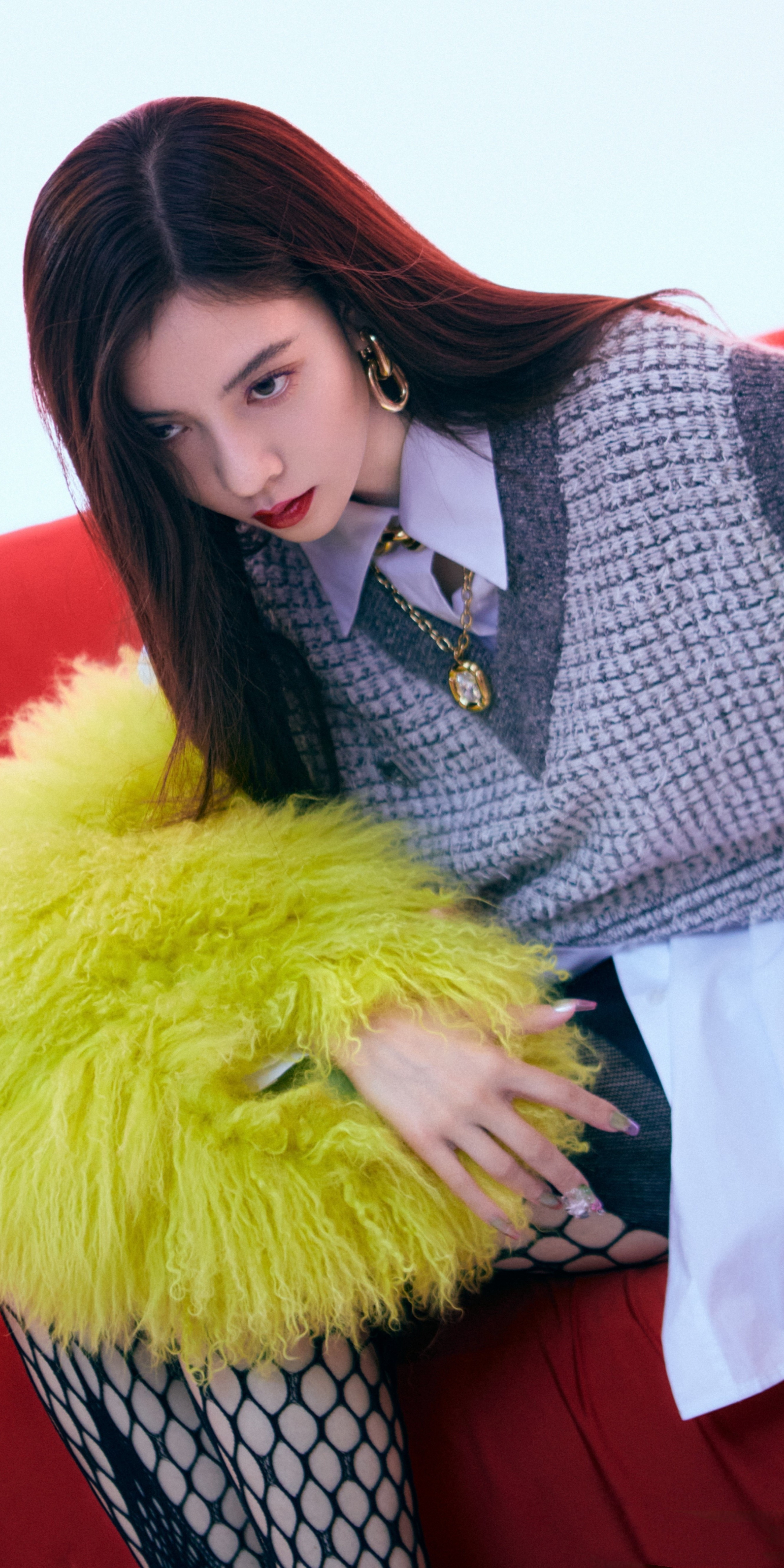 宋妍霏职场穿搭，丝袜妆造大片。宋妍霏