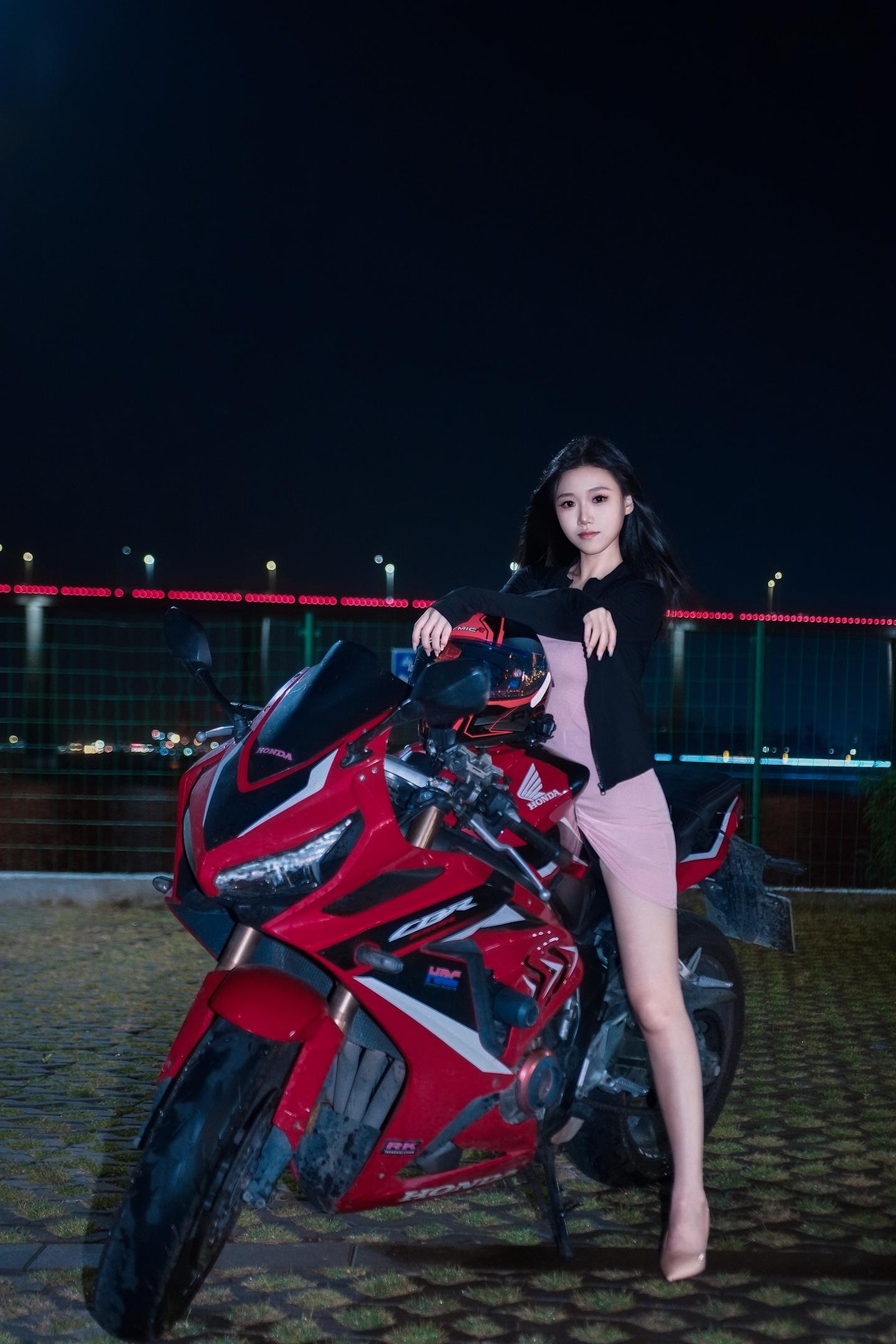 辣妹摩托车 夜景机车街拍 甜酷机车 机车女孩 机车辣妹穿搭