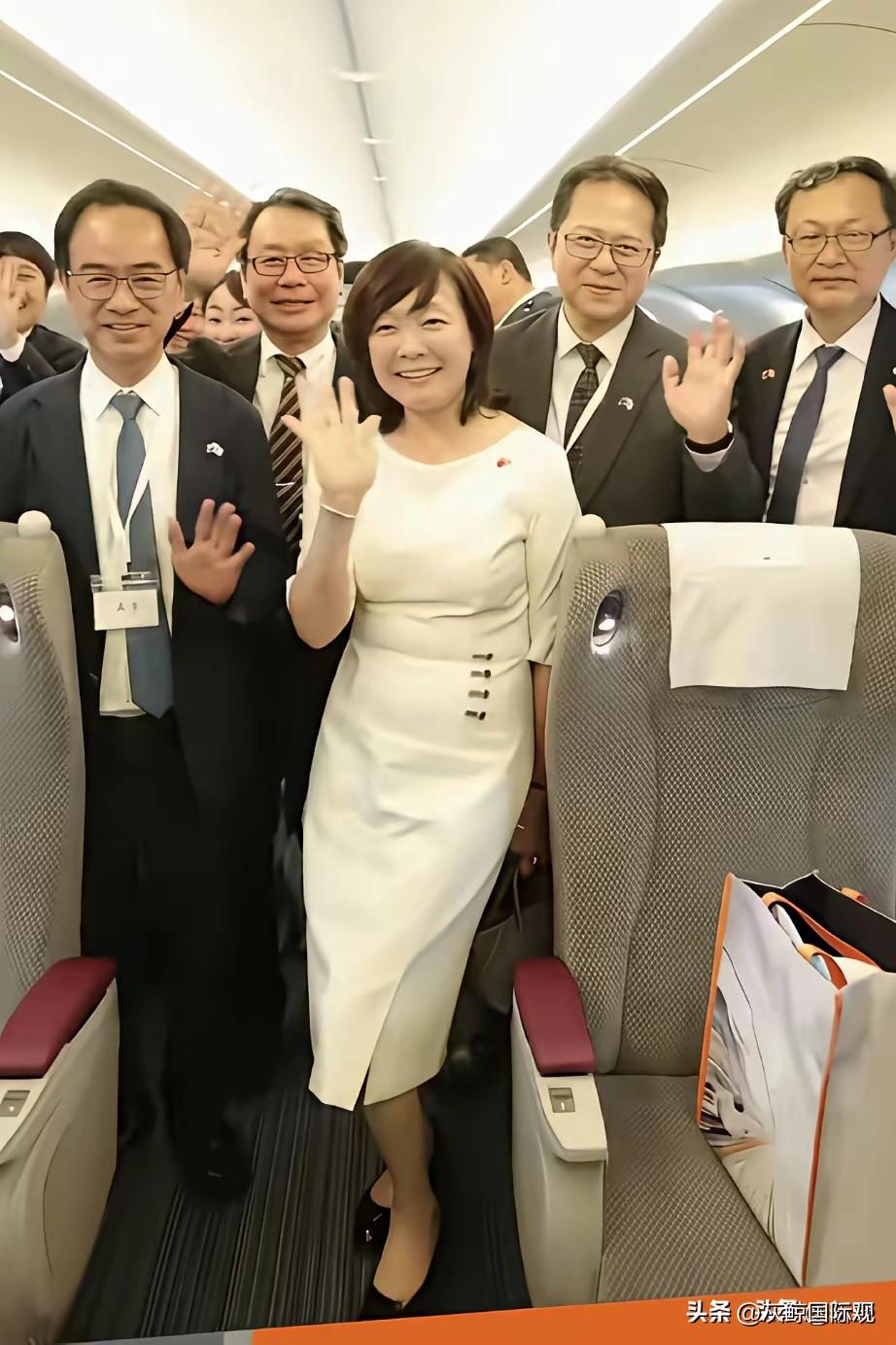 这帮台湾人追捧日本的新列车，
那兴奋的劲儿简直是没得救了。
台湾一众人专程体验日
