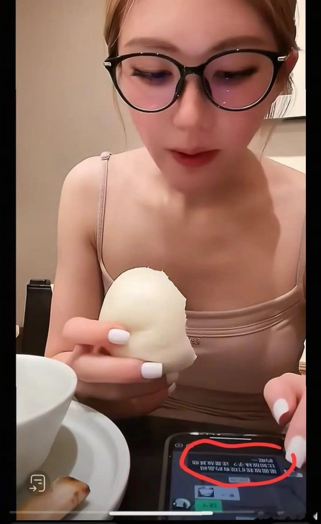 赵露思直播聊天记录露出来了，很难不相信她在直播间说的话没有台本，对着虞书欣虚空索