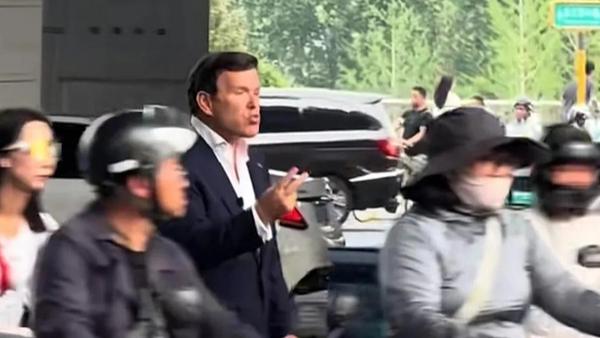 美主播北京违停被罚反吐槽监控？百年对比，看懂中国底气
 
不得不说，美国福克斯新
