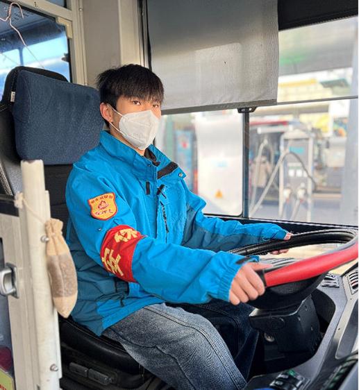 罪有应得！湖南长沙，一公交车刚驶出站，就有父子两人在前面拦车，司机停下后让他们上