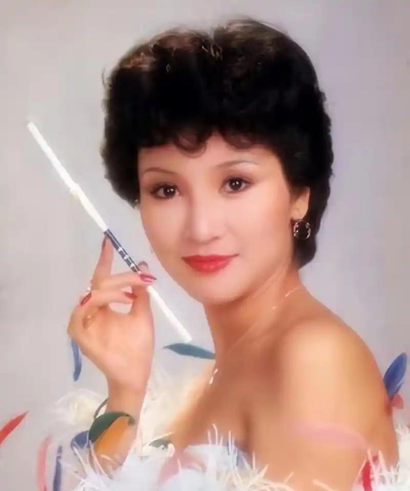 1973年的香港小姐决赛现场，18岁的狄波拉站在台上，闪光灯噼里啪啦地闪着，她却