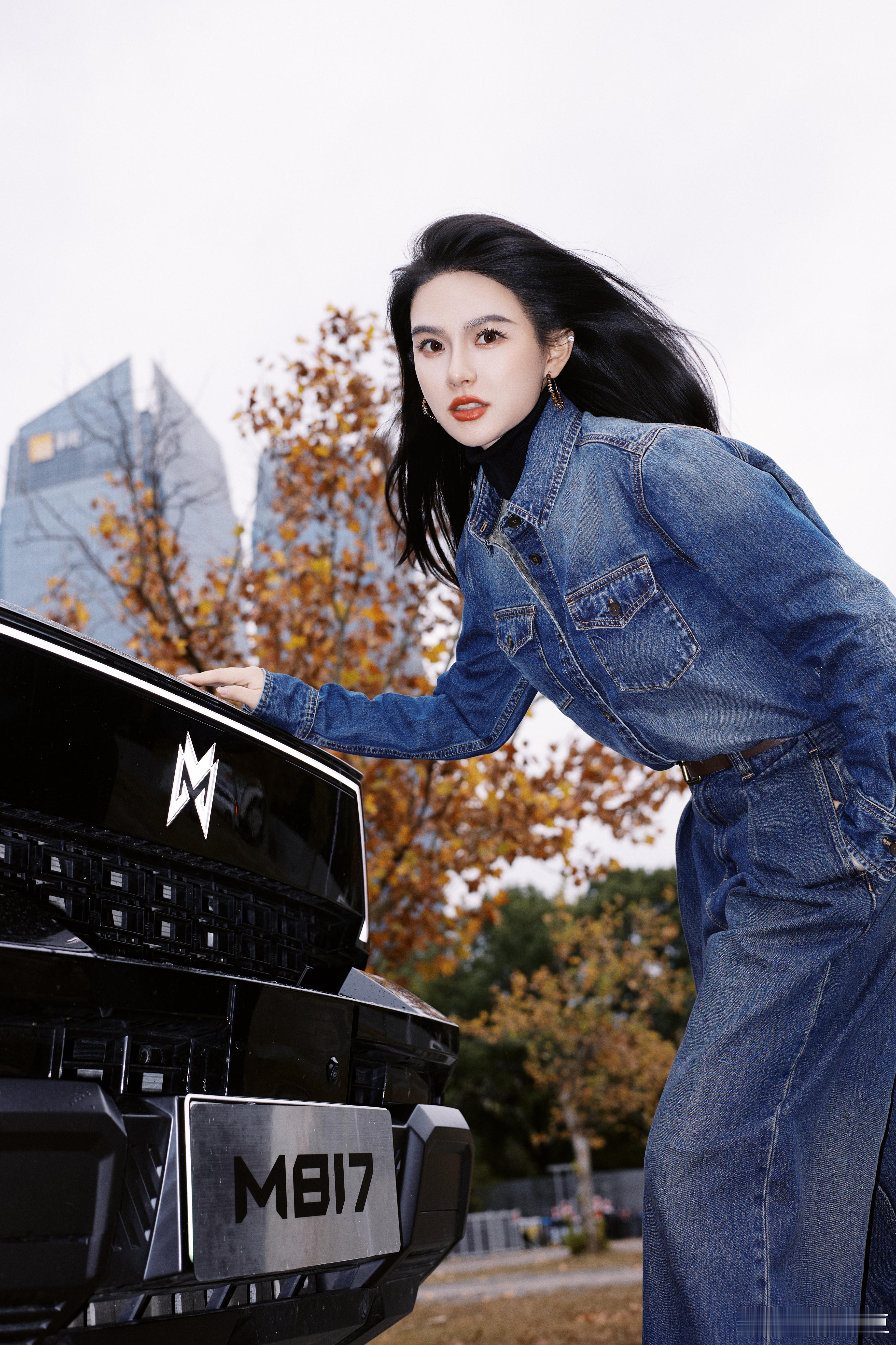 今日份【收工照】一定得裙装露腿吗？我觉得工装裤 配尖头靴也可以有点女人味！！！ 