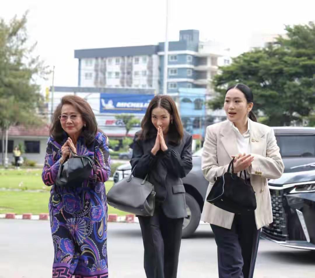 他信探视日：母女三人赴约，儿子缺席引猜测
 
今早的泰国监狱外，镜头全围着那辆黑