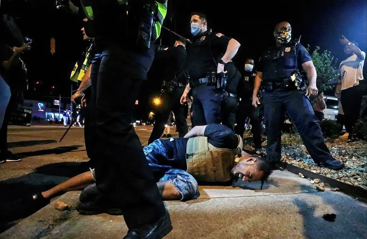 美国华盛顿当地时间4月25日晚，白宫记者协会晚宴现场突发枪击案，引发全场恐慌。