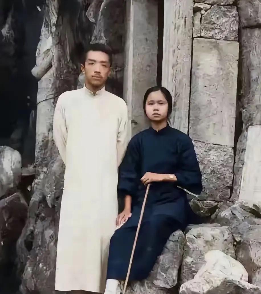 这是32岁的胡适带着已经同居的表妹曹诚英在杭州烟霞洞游玩时的真实合影，一位是留洋