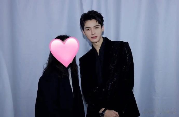 星光大赏工作人员和龚俊、王鹤棣、王一博合影。 
我承认，我羡慕了🍋🍋🍋
