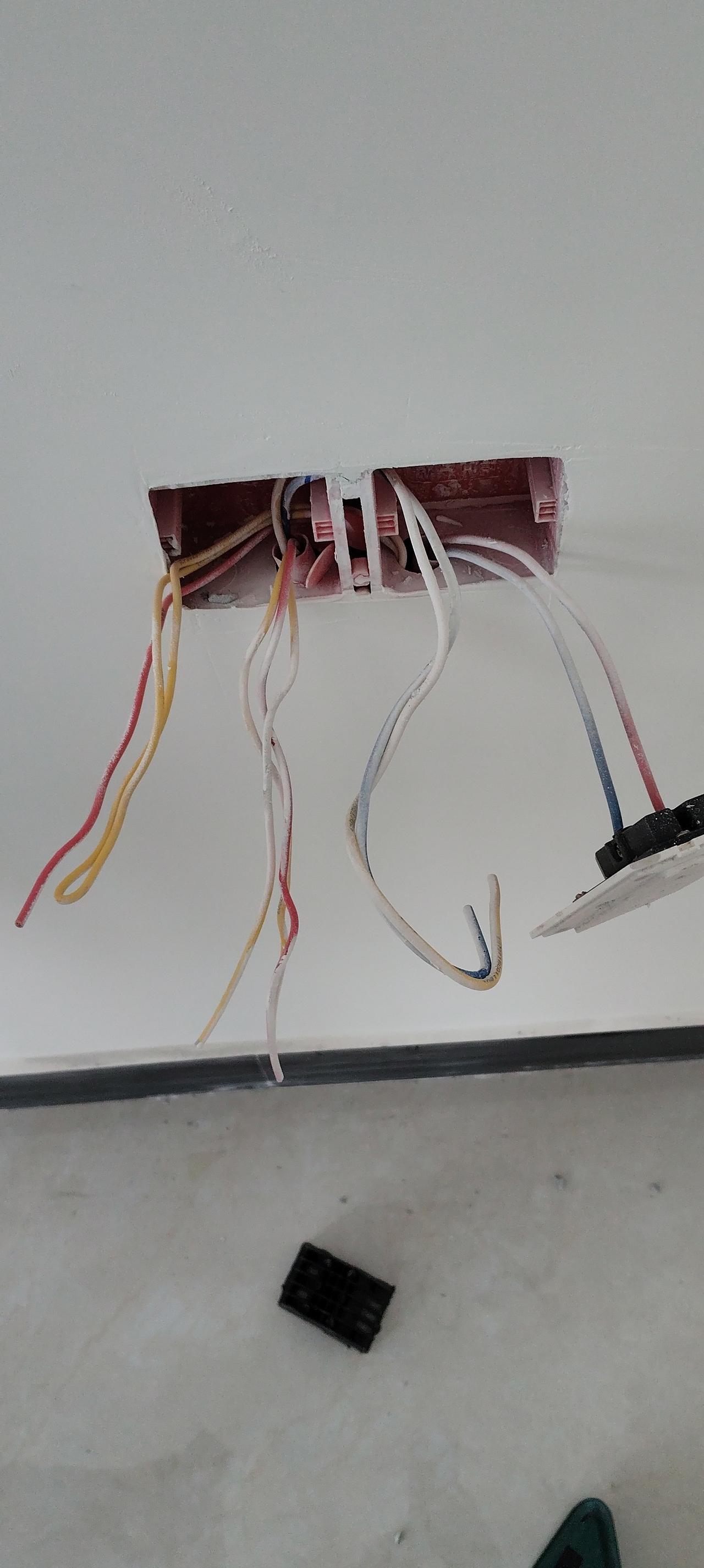 现在的两口子到底怎么了？
白天是夫妻，
晚上是邻居。同屋不同房，
有的同睡一张床