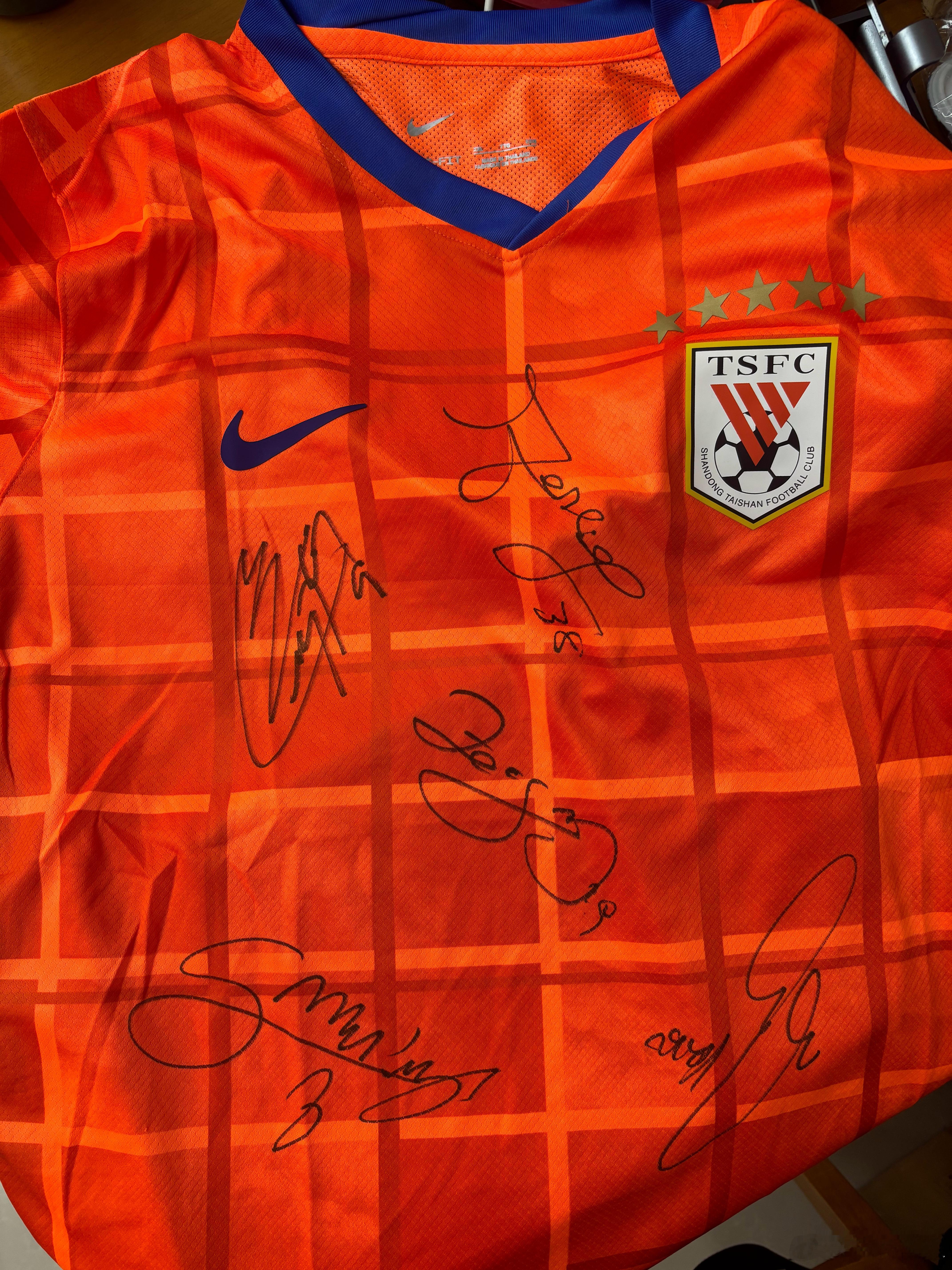 泰安的球迷朋友们，五岳球迷会年会预计1月17日进行，协会准备了丰厚的礼品，包含泰