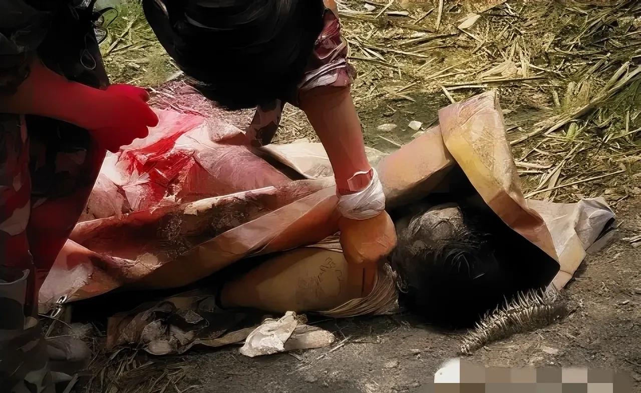 1988年，老山前线，一个被击毙的越军士兵，我军记者来到他的尸体旁边，拍下了他左