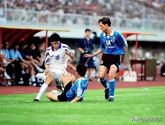 广州松日俱乐部的老板为徐根宝送上了一辆奔驰400，他的想法十分直白：“最好的教练