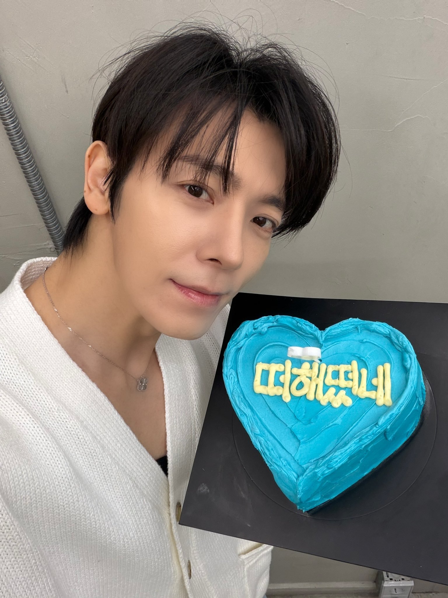 “CB百蓝_。260420李东海 TW更新：请多多喜爱东海的首张专辑ALIVE 