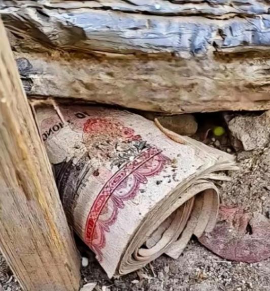 贵州，一男子拆除祖屋老房子时，意外从过世多年奶奶的床板缝里翻出一沓过期的钞票，这