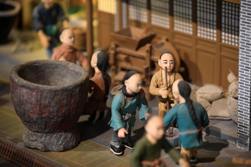 签300多不平等条约。
晚清对外赔款总共有13.35亿两白银。
按每节火车皮装3