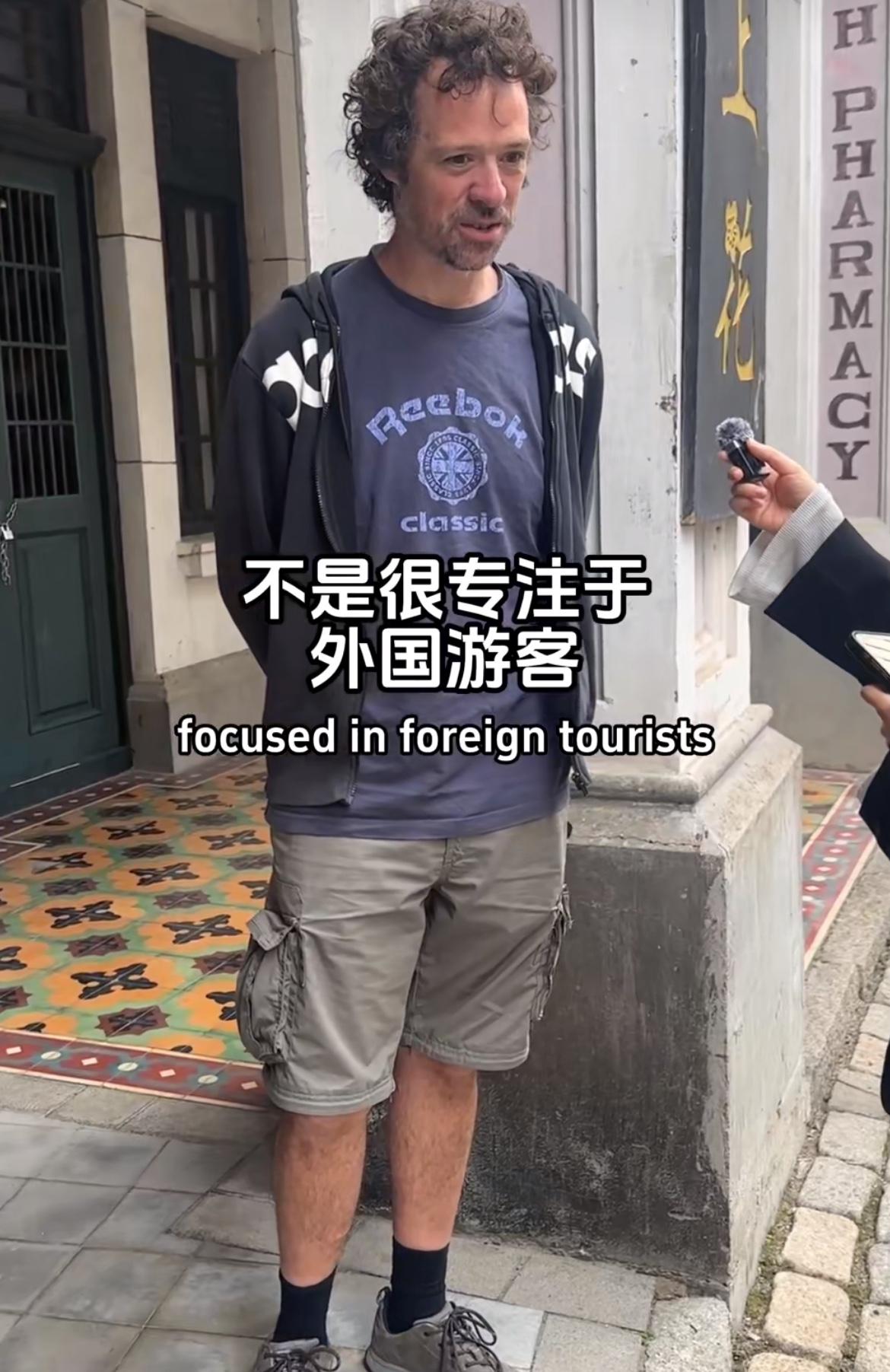 西班牙游客吐槽在中国旅游最不方便的就是到处都是中文，没有专注国际游客，包括交通标