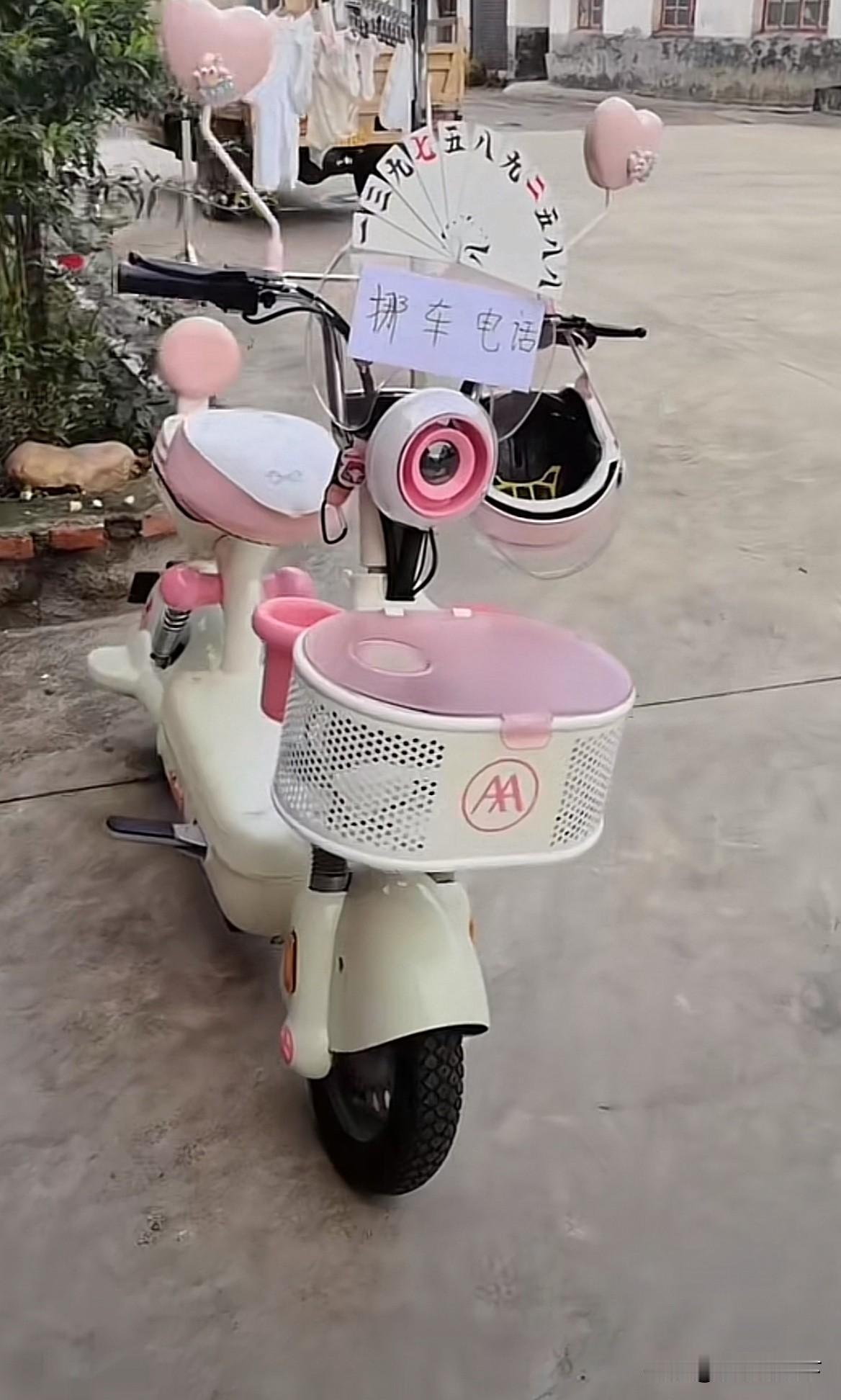有素质的人，到哪，都有。

就这位美女，到亲戚家喝喜酒，酒店门口，被大小汽车电动