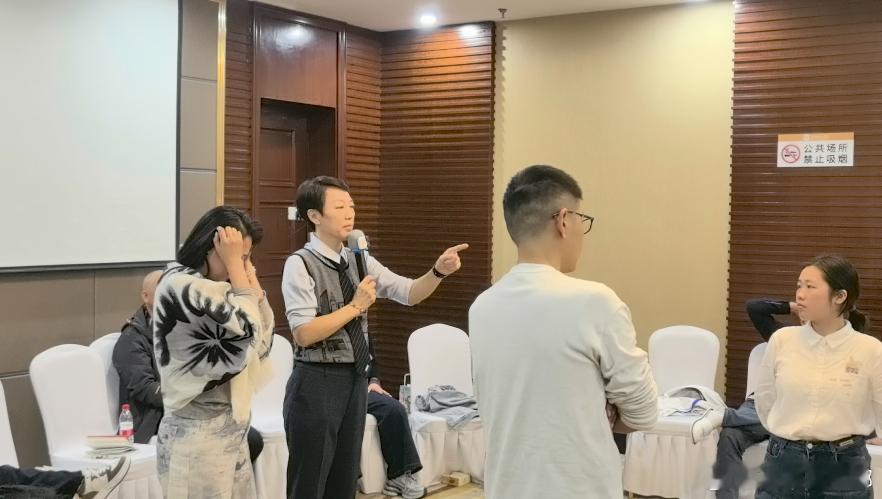 当事人与治疗师的关系如果没有理顺，当事人和其他人的关系都有待于修复。 