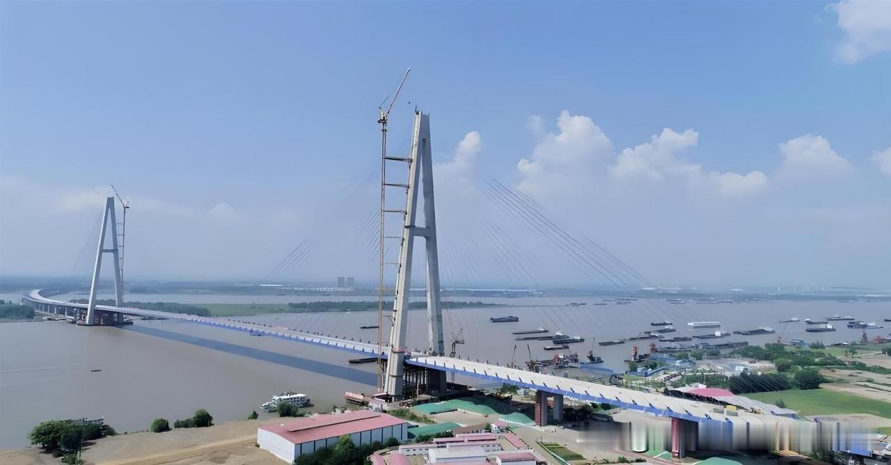 荆岳高铁能不能冲进十五五，最大卡点不在线路、不在车站，而是长江过江大桥。

很多