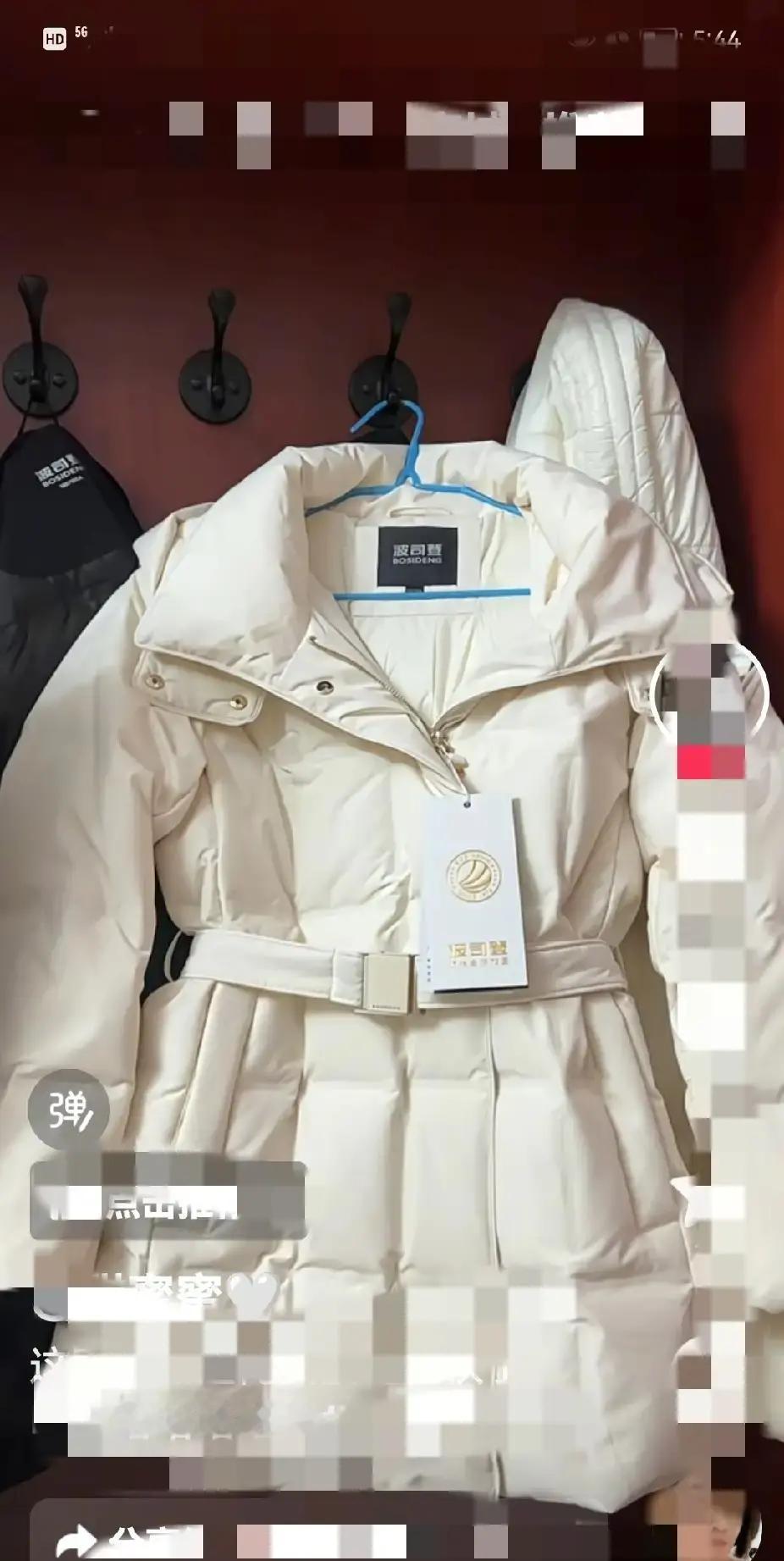 18亿次播放，腰带羽绒服杀疯了
 
今年刷抖音，十个视频九个在晒老公递来的红色礼