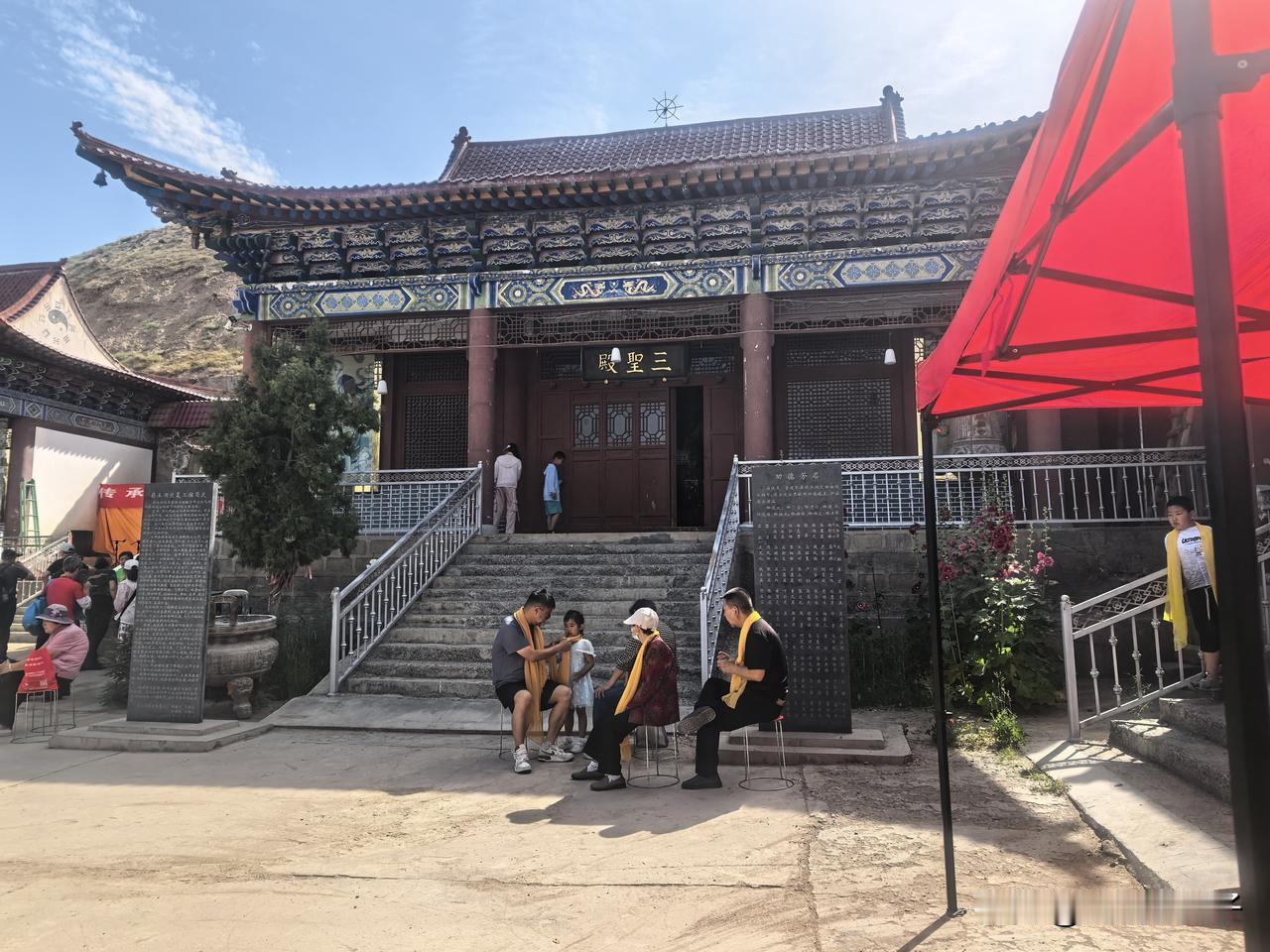 途经阜康水磨沟乡，偶遇山野药王庙。初识不知其意，细查方知过往。古人建庙祈福，祈愿